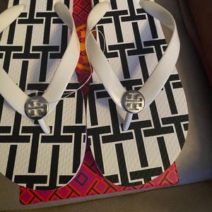 NWT Tory Burch white Sandals Flip Flops. Size 9